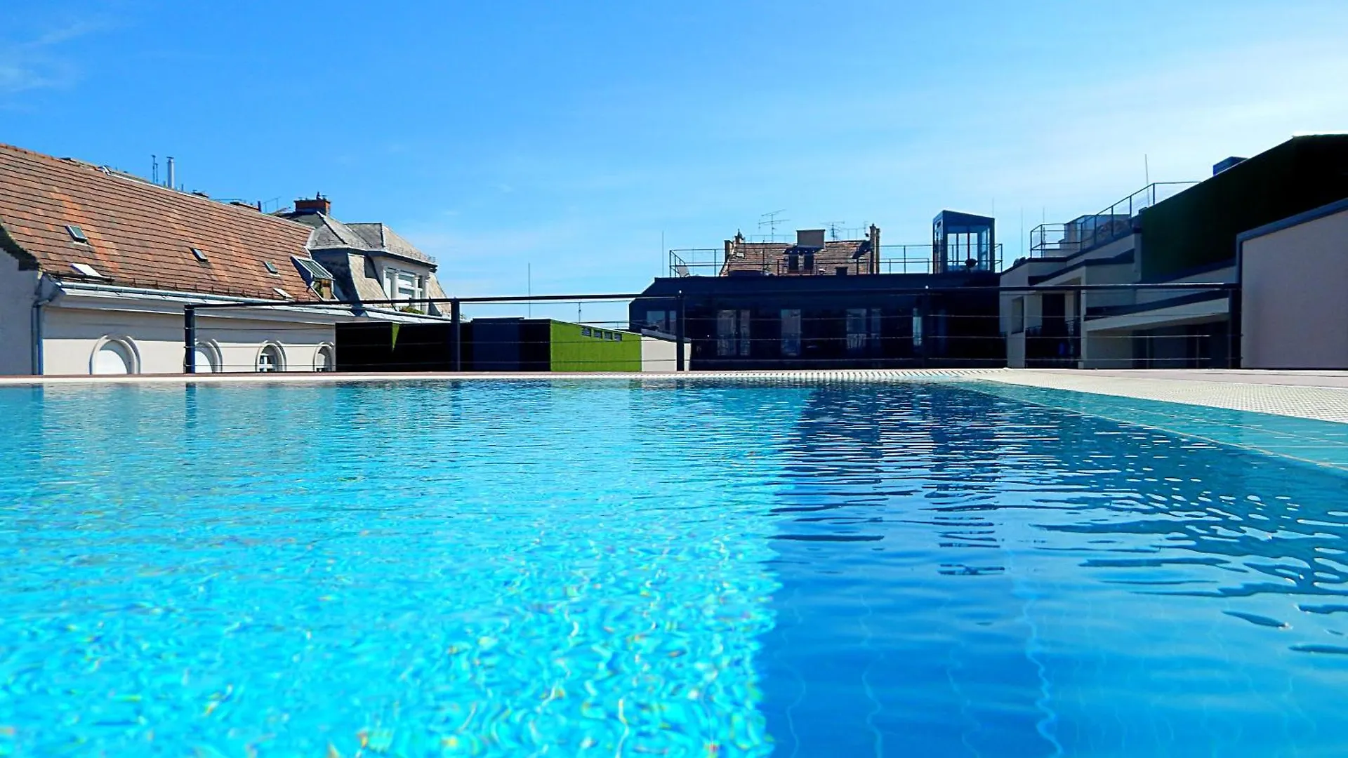 Kontakte von King Deluxe Apartment With Rooftop Pool